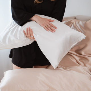Taie d'oreiller en satin blanc