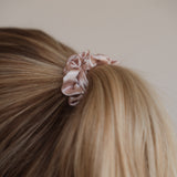 Eleganz und Qualität vereint: Das Beryl Scrunchie von Claide aus echter Seide