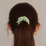 Verwöhnen Sie Ihr Haar mit dem exquisiten Marble Scrunchie von Claide