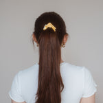 Ein Hauch von Luxus für Ihre Frisur: Das Betty Scrunchie von Claide aus echter Seide