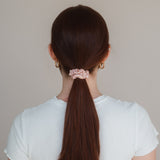 Echte Seide, zeitlose Eleganz: Das Claide Beryl Scrunchie für anspruchsvolle Looks
