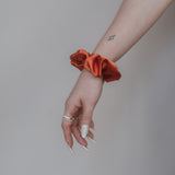 Stilvoll und glänzend: Das Sandrine Scrunchie von Claide aus edlem Satin-Seidenstoff