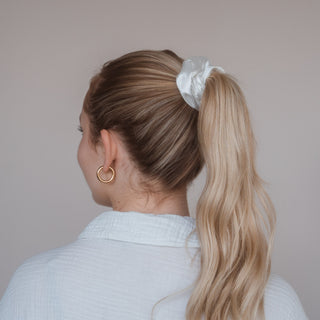 Noemi Scrunchie von Claide – Zeitlose Eleganz mit glänzendem Satin-Seidenstoff