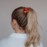 Sandrine Scrunchie von Claide – Zeitlose Eleganz mit glänzendem Satin-Seidenstoff