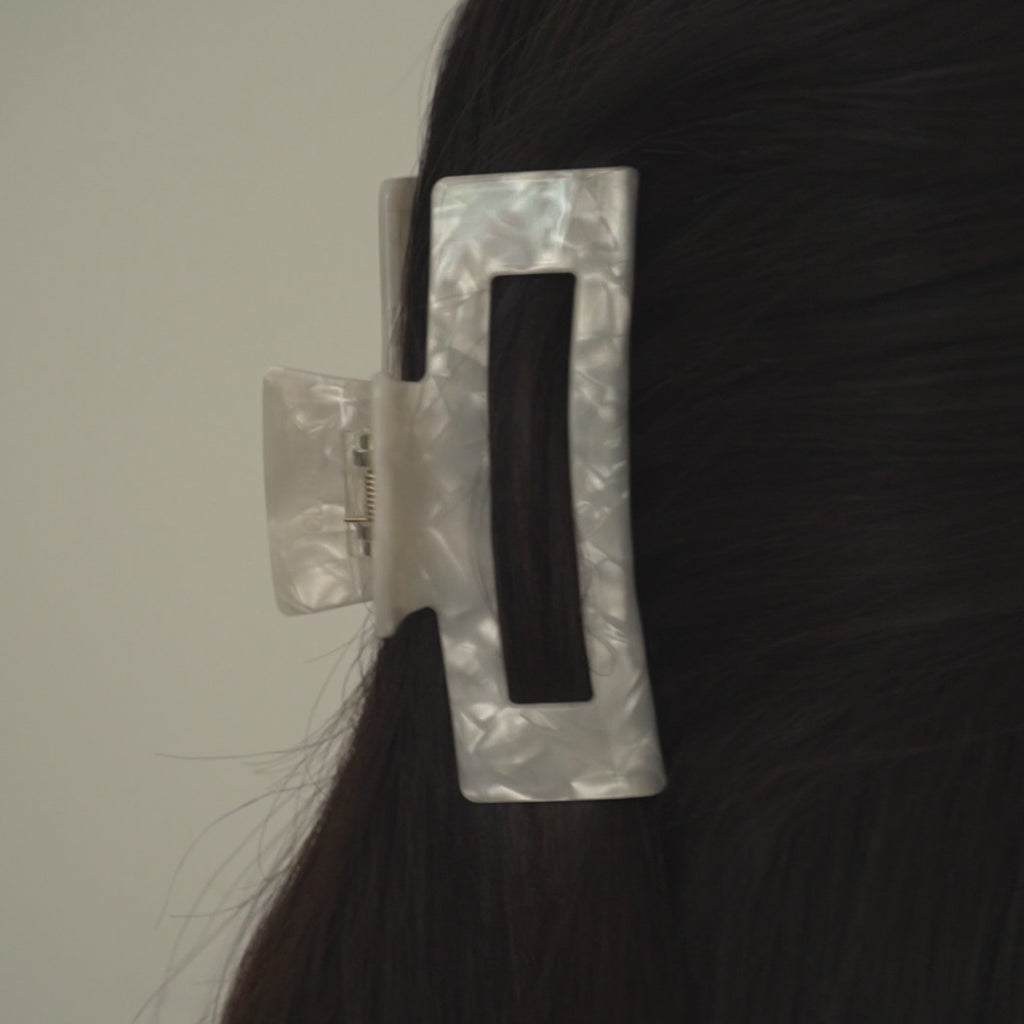 Clara Haarklammer im Video - sieh, wie sie jedem Haarstil Stil verleiht