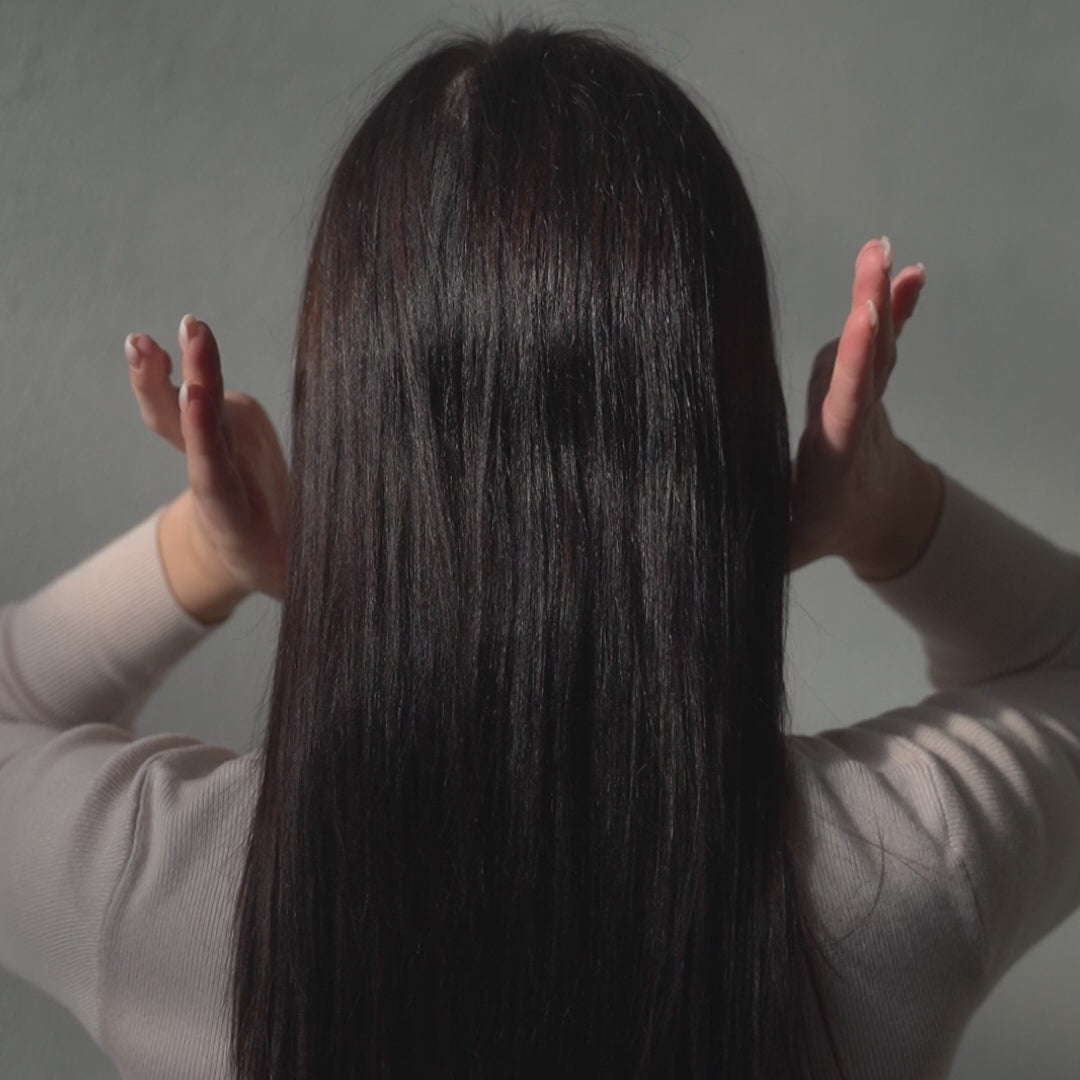 Alicia Haarklammer im Einsatz - sehen Sie, wie einfach das Tragen der Haarklammer ist und wie gut sie in jedes Haar passt. Schauen Sie sich das Tragevideo an und entdecken Sie die verschiedenen Möglichkeiten, wie die Haarklammer getragen werden kann