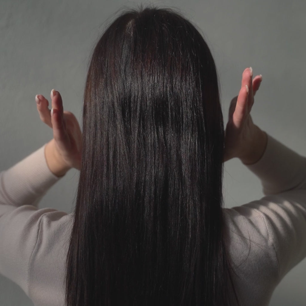 Alicia Haarklammer im Einsatz - sehen Sie, wie einfach das Tragen der Haarklammer ist und wie gut sie in jedes Haar passt. Schauen Sie sich das Tragevideo an und entdecken Sie die verschiedenen Möglichkeiten, wie die Haarklammer getragen werden kann
